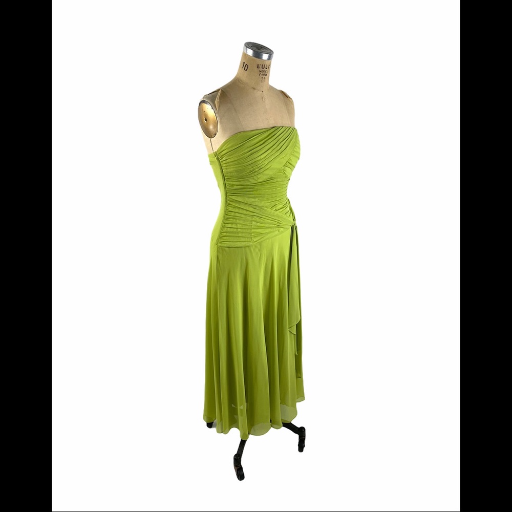 Strapless green dress with ruched bodice - Picture 3 of 6